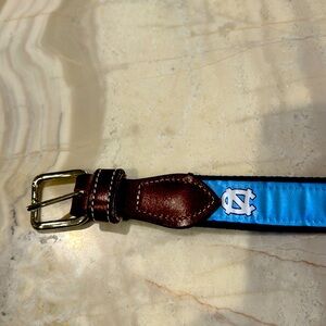 UNC belt
Size 30
Silver tone hardware 
Leather and cotton canvas